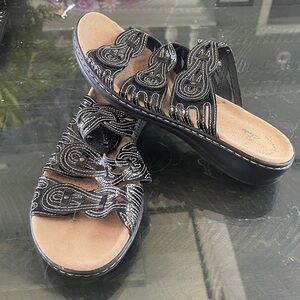Clark’s Women’s Laurianne Ruby Slide Adjustable Velcro sandal Size 9 M Black